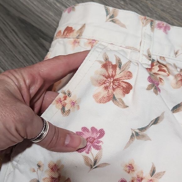 EUC American Eagle Pleated Mom Floral Jean Shorts - Picture 3 of 8